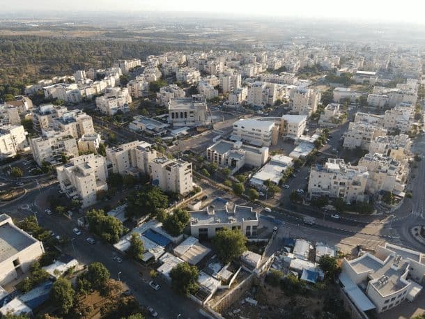 מבט אווירי על שכונת מגורים