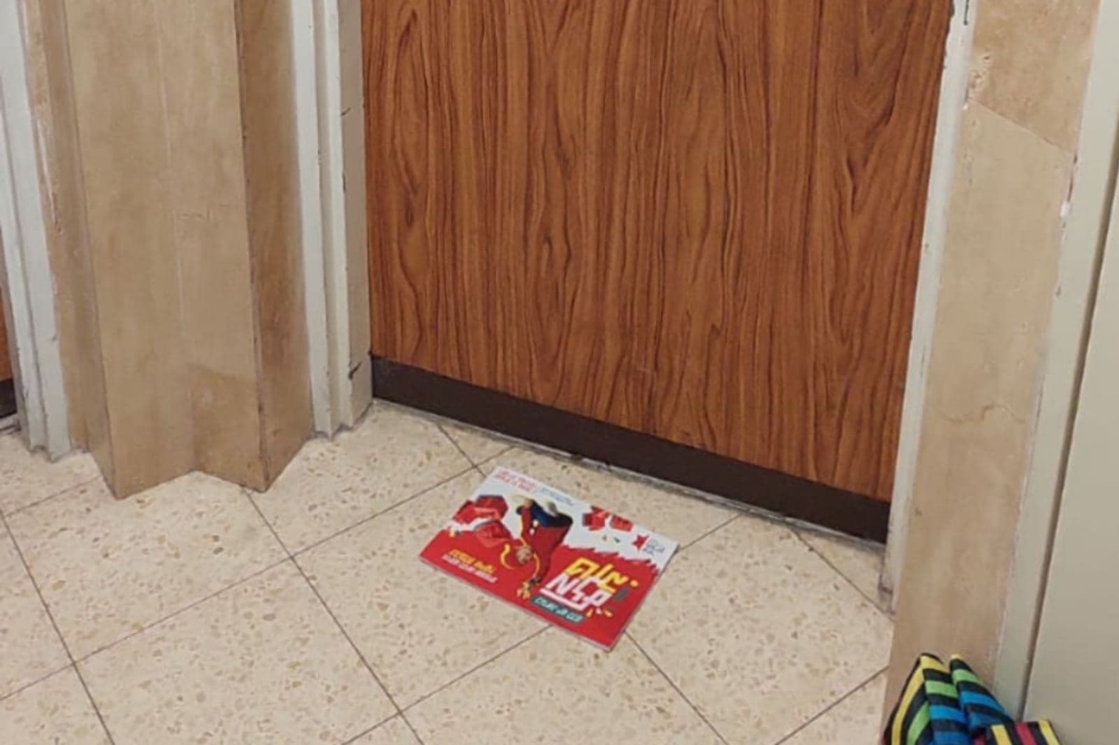 עלון פרסומי שהונח בפתח הדלת