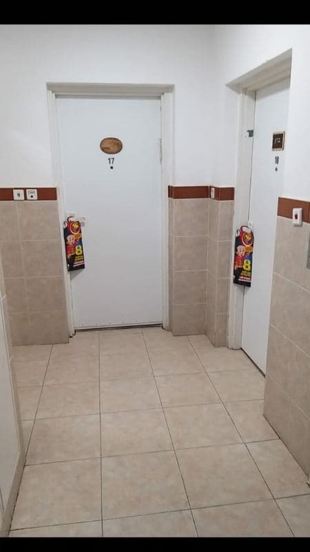 תלי דלת על דלתות בקומה