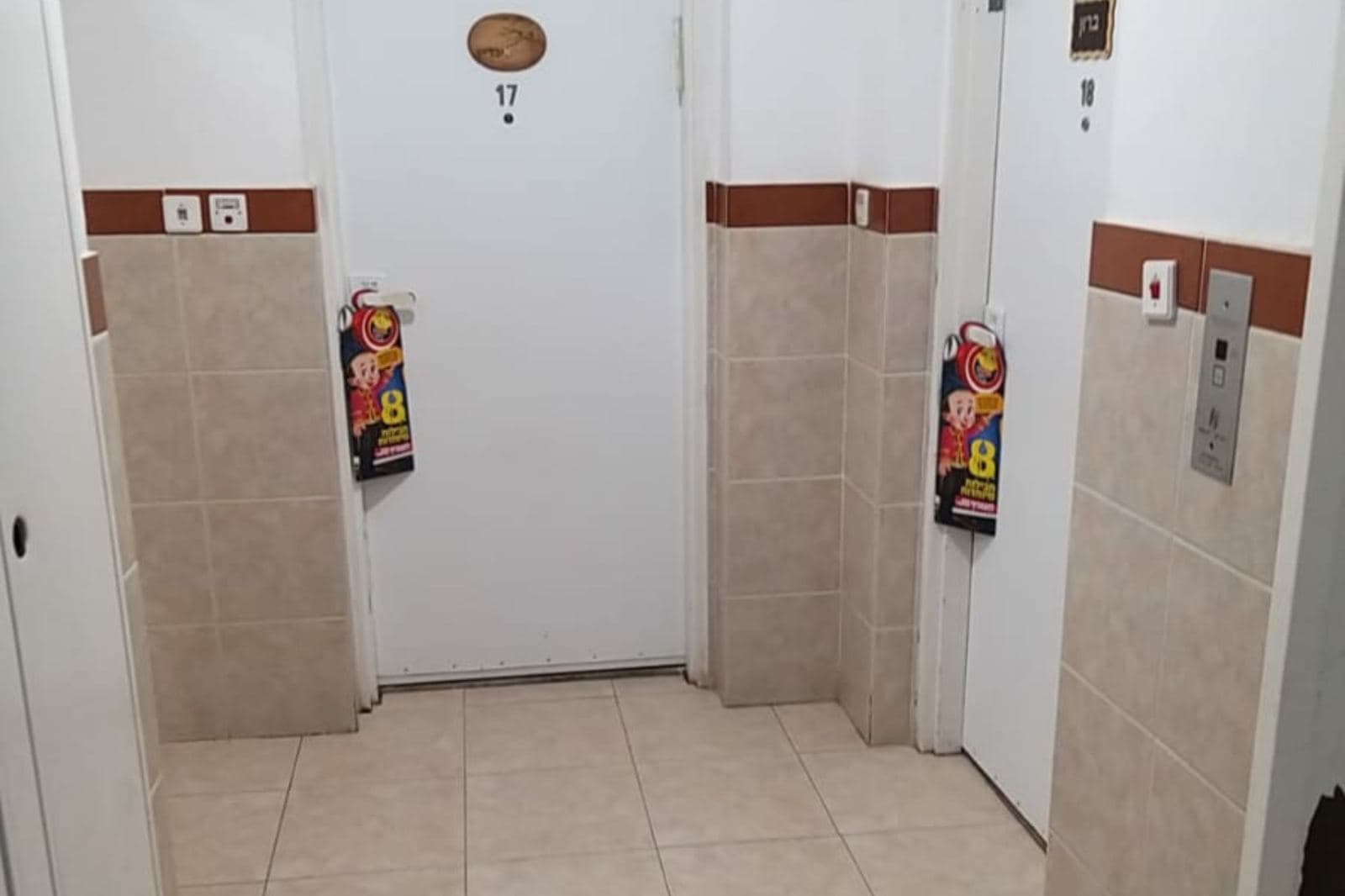 תלי דלת על דלתות במסדרון בניין