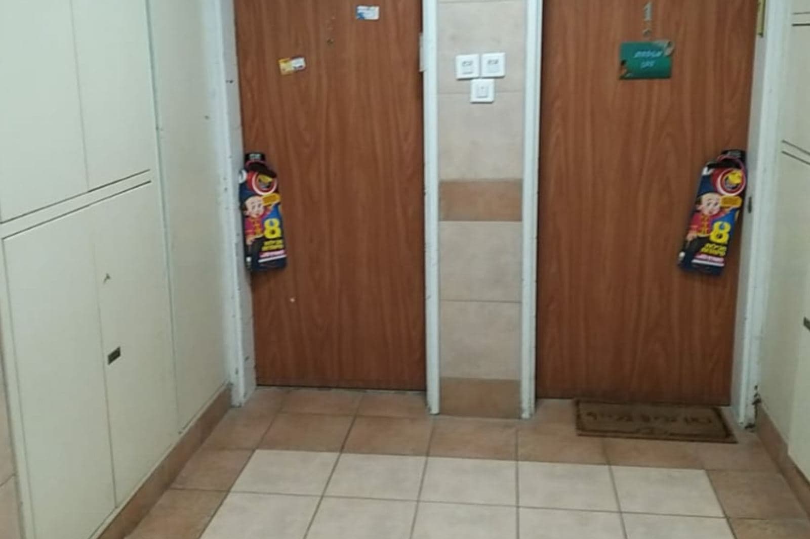 תלי דלת על שתי דלתות סמוכות במבואת הבניין