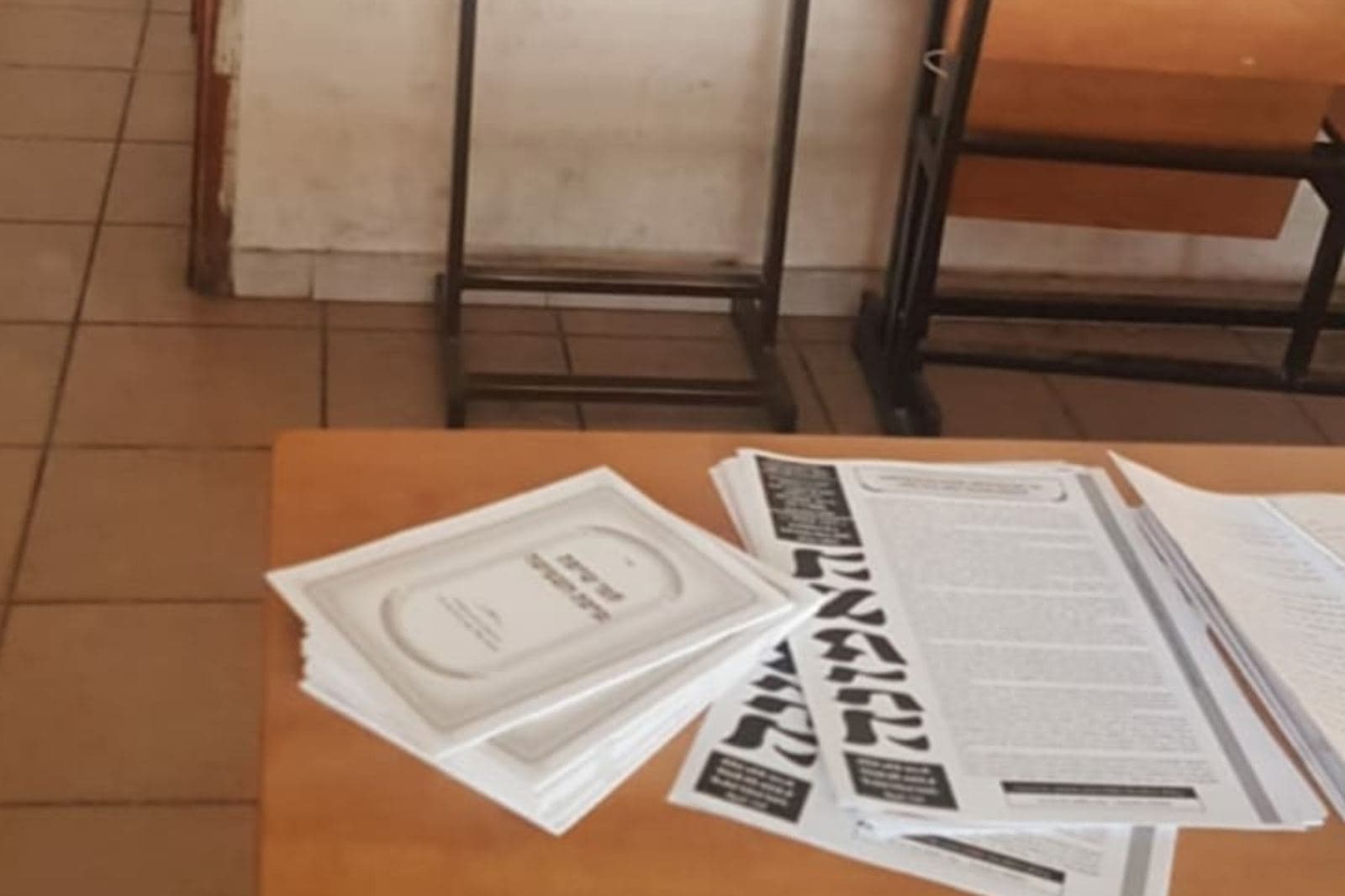 ערימת עלונים על שולחן בבית מדרש