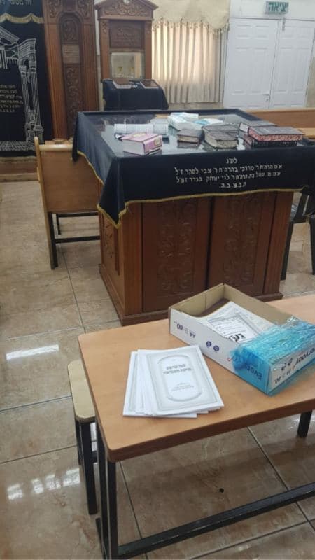 עלונים על שולחן בבית הכנסת